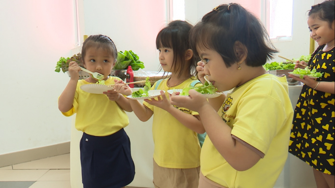 Các bé được thưởng thức các món ăn chế biến từ rau do mình trồng.