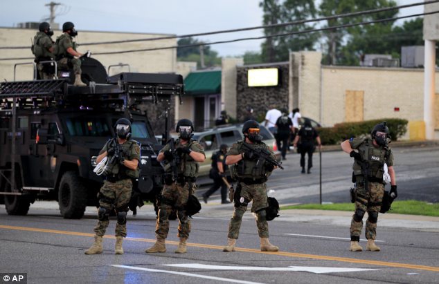 Cảnh sát Mỹ tại thị trấn Ferguson ở bang Missouri. Ảnh: AP.