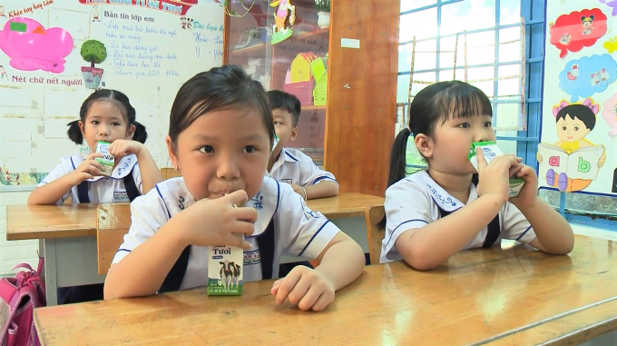 Đề án Chương trình sữa học đường cải thiện tầm vóc trẻ em được nhiều phụ huynh hưởng ứng. Ảnh: Vinamilk.