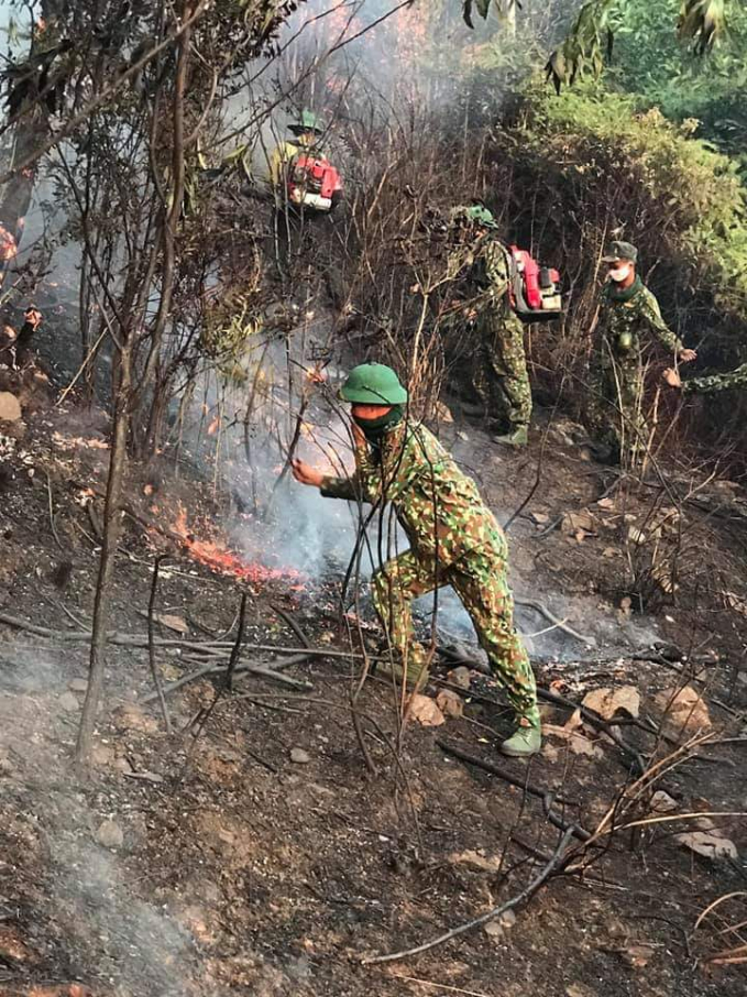 Hàng nghìn lượt người đang nỗ lực dập tắt đáp cháy rừng tại huyện Hương Sơn. Ảnh: Gia Hưng.