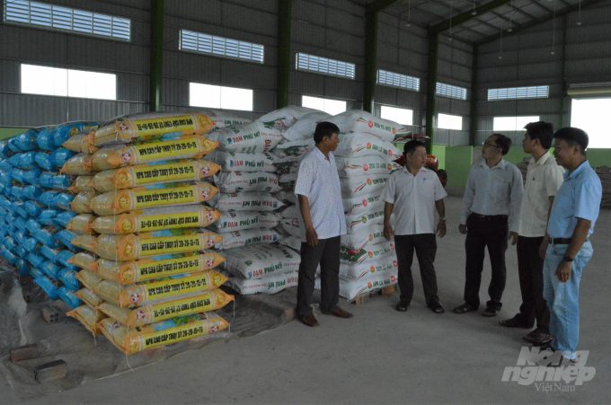 Kho chứa lúa được HTX Thọ Hòa Đông A phát huy hết công năng, không chỉ chứa lúa, mà còn chứa vật tư nông nghiệp, cung cấp dịch vụ cho bà con sản xuất. Ảnh: Trung Chánh.