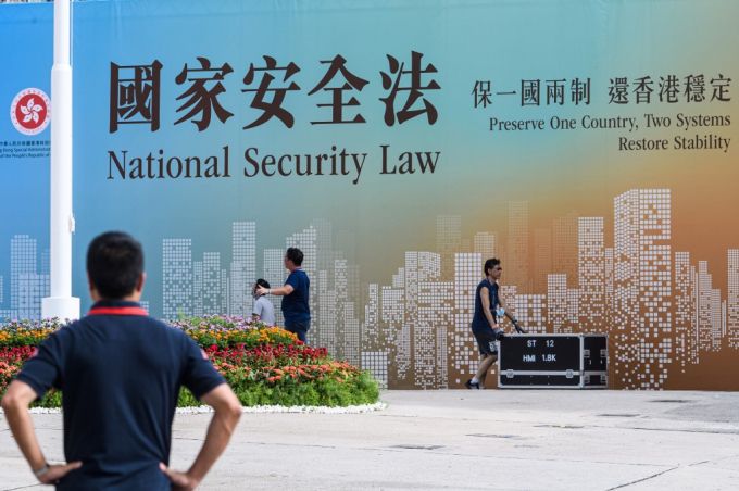 Tấm pano tuyên truyền về Luật An ninh mới cho Hong Kong. Ảnh: AFP.
