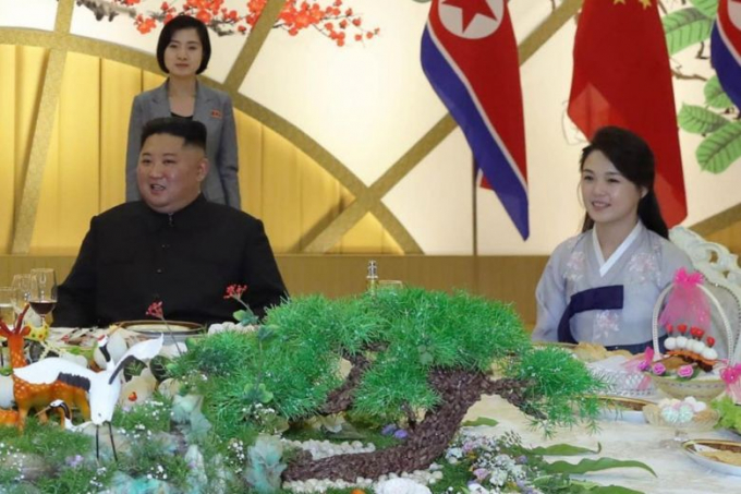 Vợ chồng Chủ tịch Kim Jong-un và bà Ri Sol Ju. Ảnh: KCNA.
