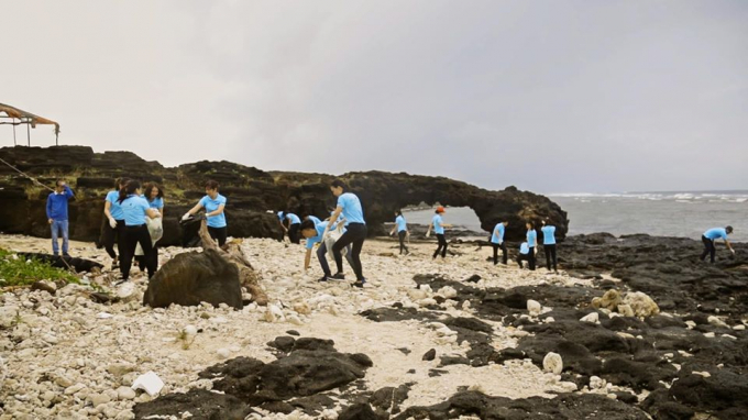 Đoàn thanh niên Agribank Chi nhánh Quảng Ngãi tham gia thu gom rác trên bờ biển Lý Sơn