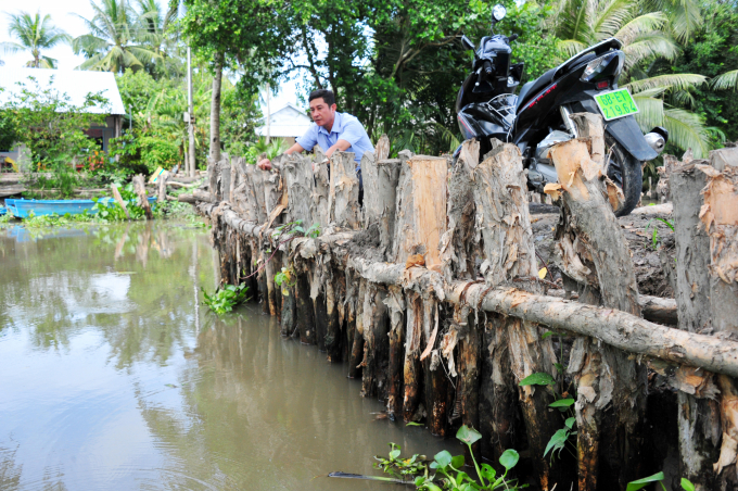 Mùa hạn mặn vừa qua, tỉnh Kiên Giang đã triển khai nhiều giải pháp dẫn nước, trữ nước, như đắp đập tạm tại các nhánh sông chưa có công trình điều tiết kiểm soát mặn. Ảnh: Lê Hoàng Vũ.
