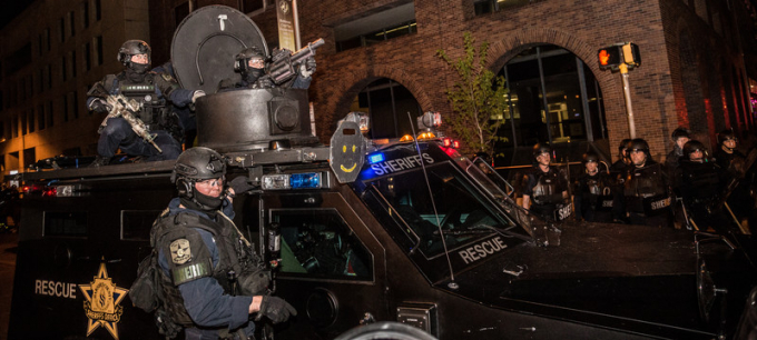 Lực lượng cảnh sát vũ trang 'tận răng' đối mặt với những người biểu tình ôn hòa bên ngoài Tòa thị chính Baltimore, ngày 1/5/2015. Ảnh: Left in Focus.