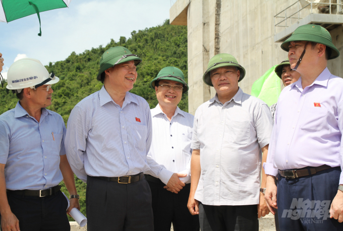 Đoàn Công tác kiểm tra tình hình thực tế tại Hồ chứa nước Bản Mồng. Ảnh: Việt Khánh.