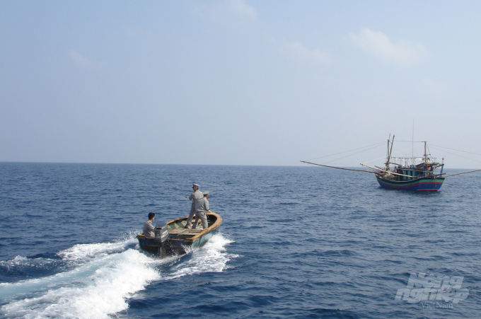 Các lực lượng chức năng sẽ xử lí nghiêm các tàu cá vi phạm vùng biển nước ngoài trong thời gian tới. Ảnh: TL.