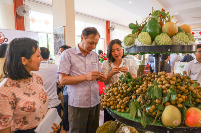 Các sản phẩm nông nghiệp sạch được trưng bày tại Hội nghị. Ảnh: Minh Thuận.