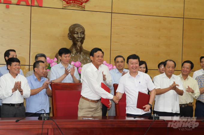 Đại diện lãnh đạo Bộ NN-PTNT và UBND tỉnh Nghệ An ký kết phối hợp. Ảnh: Việt Khánh.