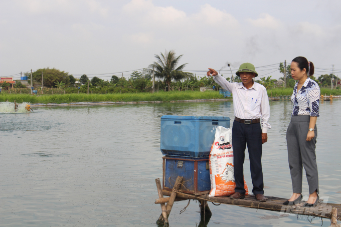 Cán bộ Hội Nông dân tỉnh Nam Định chia sẻ kinh nghiệm chăn nuôi cá. Ảnh: Mai Chiến.