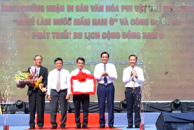 Đón nhận bằng chứng nhận Di sản văn hóa phi vật thể quốc gia cho 'Nghề làm nước mắm Nam Ô'.