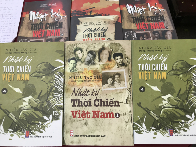Bộ sách 'Nhật ký thời chiến Việt Nam' gồm 4 tập, dày 4.000 trang.