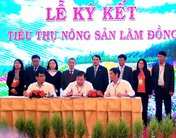 Lãnh đạo tỉnh và các ban ngành tỉnh Lâm Đồng chứng kiến lễ ký kết tiêu thụ nông sản trên địa bàn tỉnh.