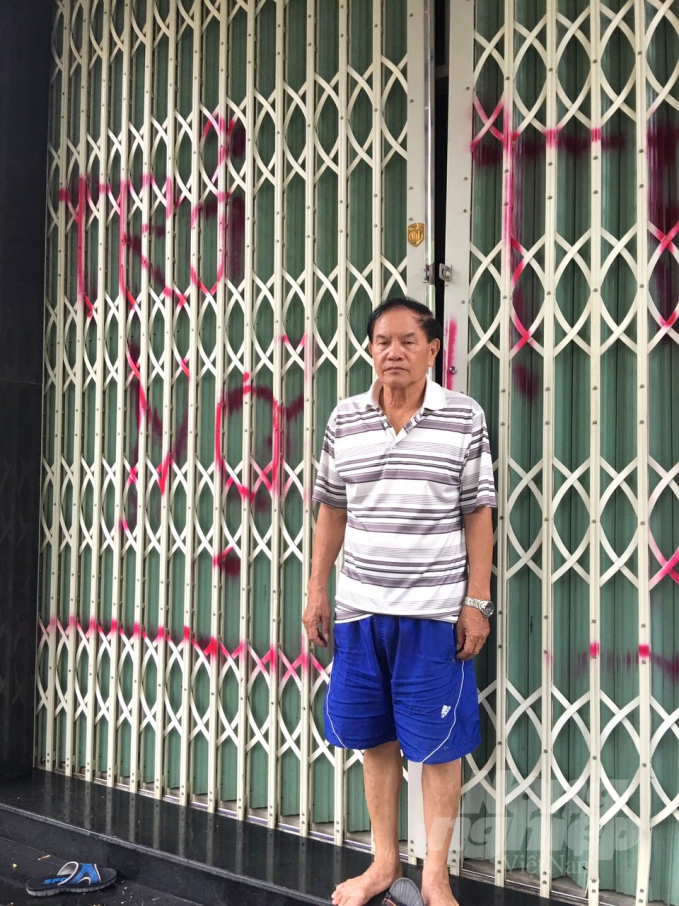 Ông Trần Mão, cha của ngư dân Trần Văn Hạo đã gửi đơn đến các cơ quan chức năng xin trả lại tàu vỏ thép BĐ 99029 TS để 'giải' bớt khoản nợ cho con trai. Ảnh: Vũ Đình Thung.