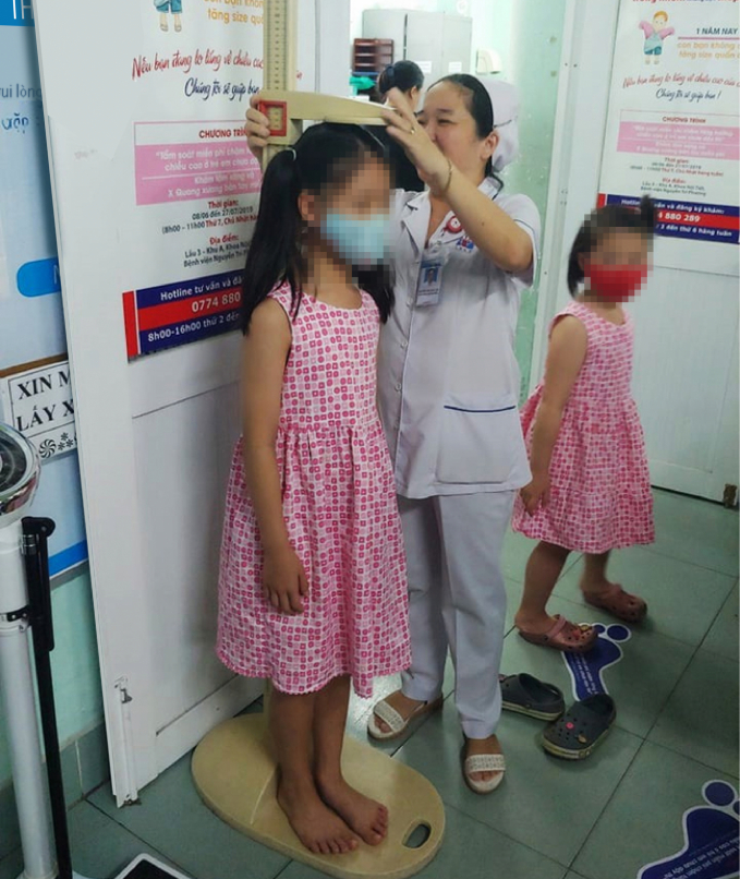 Trẻ được đo chiều cao khi khám tầm soát chậm tăng trưởng tại BV Nguyễn Tri Phương. Ảnh: BVCC.