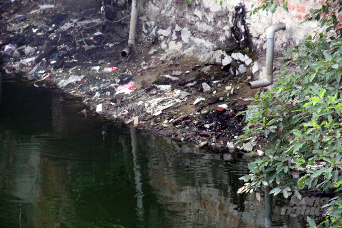 2/3 lượng nước thải sinh hoạt của TP Thanh Hóa vẫn xả trực tiếp ra môi trường. Trong đó, phần không nhỏ xả ra kênh tiêu úng Đông Sơn. Ảnh: Võ Dũng.