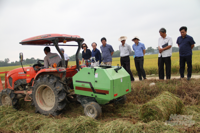 Hiện nay nhiều HTX ở Huế đã thực hiện cơ giới hóa trong sản xuất nông nghiệp. Ảnh: Tiến Thành.