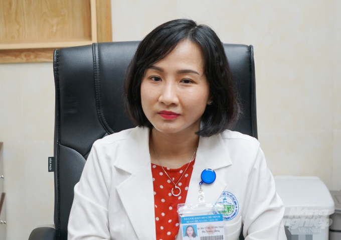 BS.CK2 Vũ Thị Phương Thảo, Phó Trưởng phòng Kế hoạch tổng hợp (BV Da Liễu TP.HCM) trả lời các câu hỏi của phóng viên về vấn đề viêm da do côn trùng đốt. Ảnh: Nguyễn Thủy.