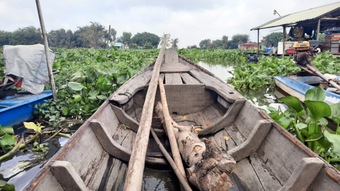 Ghe đánh cá của ông Nguyễn Văn Mạnh nhiều tháng nay phải tạm ngưng hoạt động, đang neo đậu ở mé sông. Ảnh: Trần Trung.