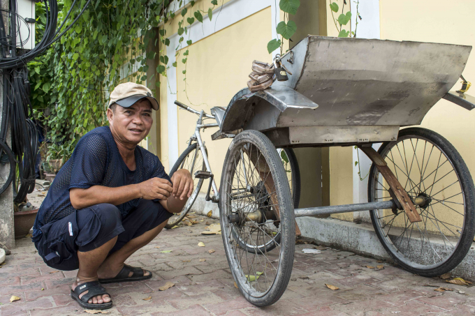 Anh Nguyễn Văn Tuấn cho biết, làm nghề xe lôi chỉ đủ kiếm sống qua ngày, nhưng vui nhất là được gần gũi và chăm sóc người cha già từng là phu xe lôi.