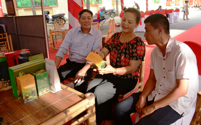 Bà Lâm Thị Kim Thoa giới thiệu sản phẩm chè đạt chuẩn OCOP với khách hàng.