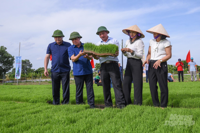 Thứ trưởng Lê Quốc Doanh (thứ 2 từ trái qua) thăm cơ sở sản xuất mạ khay tại tỉnh Hải Dương. Ảnh: Tùng Đinh.