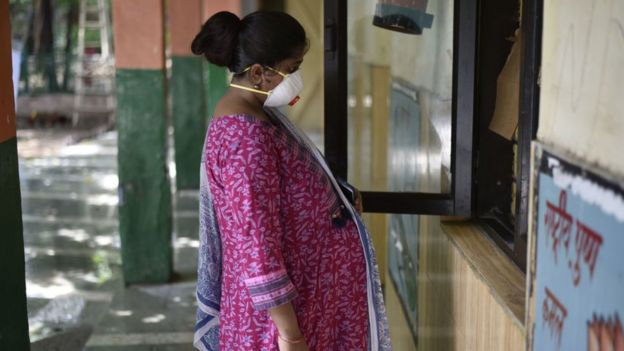 Một phụ nữ Ấn Độ đang tìm hiểu thông tin tại trung tâm sức khỏe sinh sản. Ảnh: Getty Images.