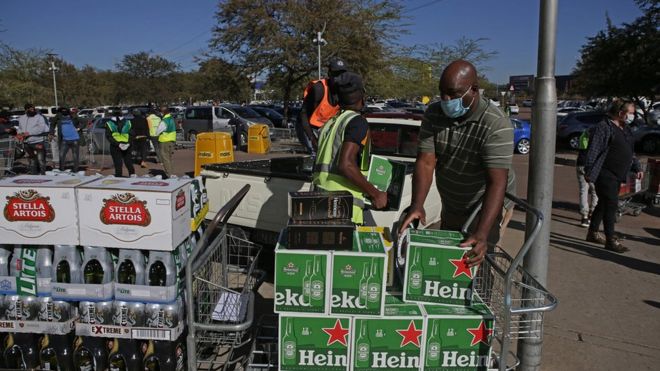 Người dân mua bia rượu tích trữ sau khi lệnh cấm bán được hủy bỏ cách đây ít lâu. Ảnh: AFP.