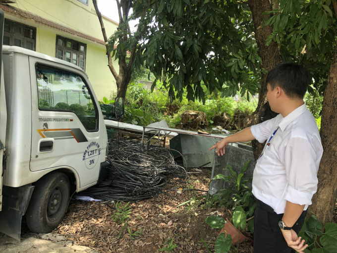 Cáp của nhà mạng bị cắt để tại UBND phường Kim Tân (TP Lào Cai). Ảnh: H.Đ.