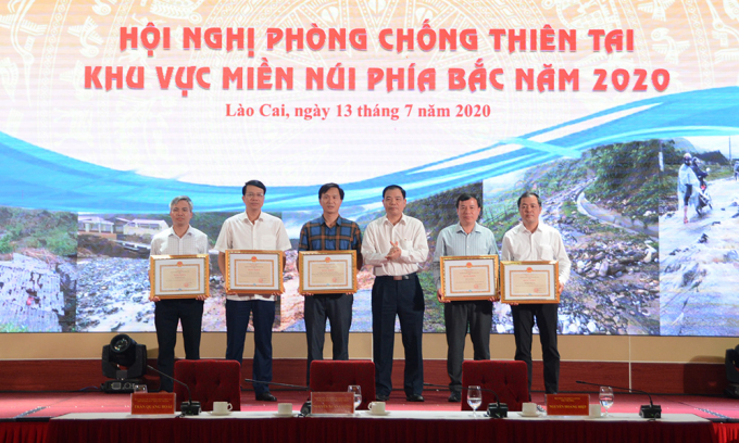 Bộ trưởng Bộ NN-PTNT Nguyễn Xuân Cường trao bằng khen cho các tập thể, cá nhân. Ảnh: H.Đ.