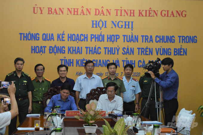 Lãnh đạo tỉnh Kiên Giang và Cà Mau cùng ký kế hoạch phối hợp tổ chức thực hiện tuần tra chung trên biển chống khai thác IUU. Ảnh: Trung Chánh.