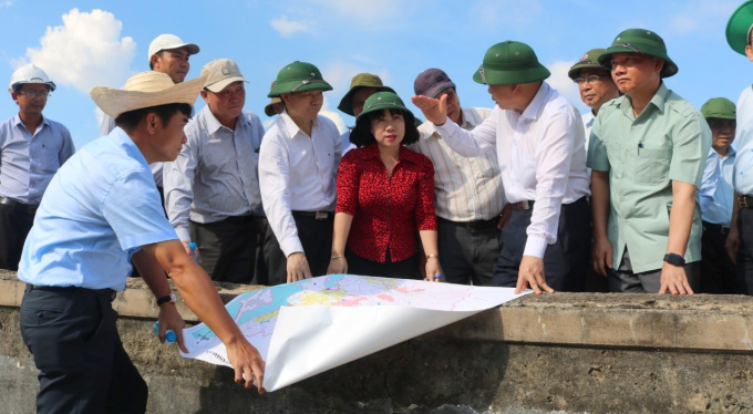 Bộ trưởng thị sát tại hồ chứa nước Cam Ranh, xã Cam Tân, huyện Cam Lâm. Ảnh: KS.