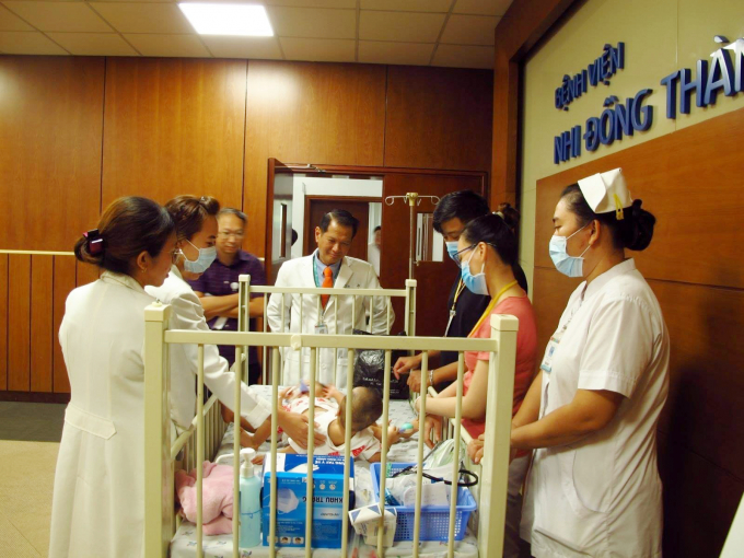 Gia đình và các y bác sĩ Bệnh viện Nhi đồng Thành phố chuẩn bị mọi phương án cho cuộc phẫu thuật của hai chị em Trúc Nhi và Diệu Nhi. Ảnh: Bệnh viện cung cấp.