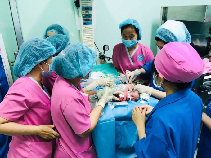 Ngày 7/6/2019, các bác sĩ Bệnh viện Hùng Vương đã mổ sinh đón cặp song sinh hai bé gái dính nhau vùng bụng chào đời an toàn. Ảnh: Bệnh viện cung cấp.