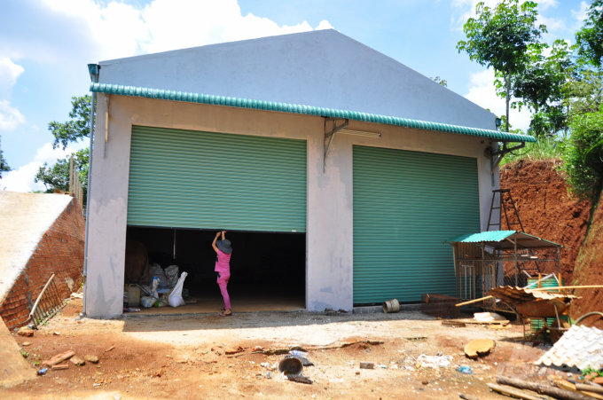 Nhà kho, sân phơi được đầu tư xây dựng giúp nông dân Đăk Nông có điều kiện bảo quản, sơ chế cà phê sau thu hoạch. Ảnh: Minh Hậu.
