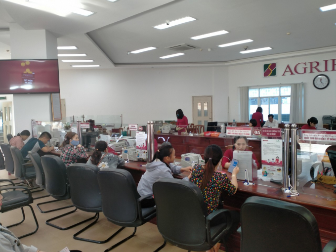 Nhiều khách hàng đến giao dịch tại Agribank Phú Yên. Ảnh: KS.