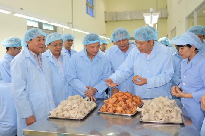 Bộ trưởng Nguyễn Xuân Cường tham quan nhà máy chế biến nguyên liệu yến sào ở Khánh Hòa. Ảnh: KS.