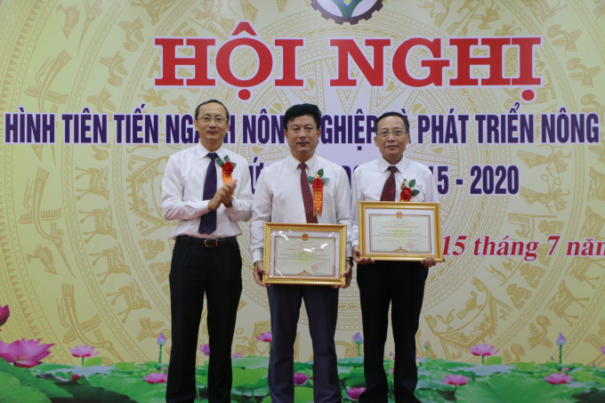 Phó Chủ tịch UBND tỉnh Hà Tĩnh Đặng Ngọc Sơn (bến trái) trao tặng danh hiệu Chiến sỹ thi đua cấp tỉnh cho 2 cá nhân. Ảnh: Thanh Nga.