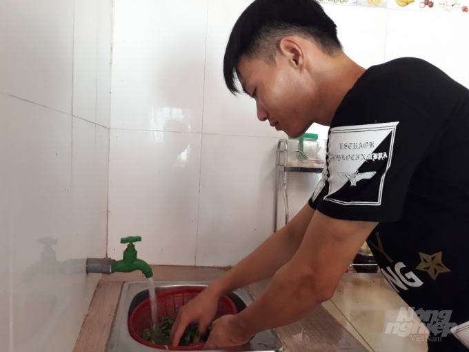 Người dân Nam Định sử dụng nước sạch, đảm bảo sức khỏe. Ảnh: Mai Chiến.