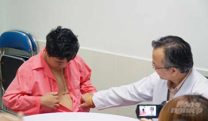 TS.BS Nguyễn Thái An, Trưởng khoa Hồi sức - Phẫu thuật tim, Bệnh viện Chợ Rẫy (TP.HCM) kiểm tra vết thương cho bệnh nhân. Ảnh: Nguyễn Thủy.