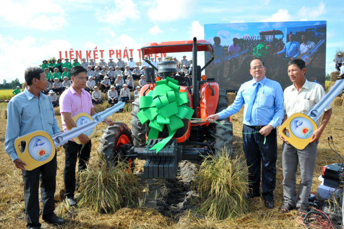 Ông Nguyễn Thanh Bình, Chủ tịch UBND An Giang trao tặng các thiết bị nông nghiệp cho 6 HTX tại An Giang và Long An trị giá khoảng 6 tỷ đồng. Ảnh: Lê Hoàng Vũ.