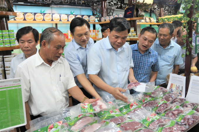 Bộ trưởng Nguyễn Xuân Cường đánh giá cao những đóng góp của Tập đoàn Quế Lâm đối với ngành nông nghiệp. Ảnh: Hoàng Anh.