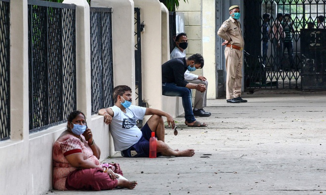 Người dân Ấn Độ xếp hàng chờ xét nghiệm SARS-CoV-2. Ảnh: AFP.