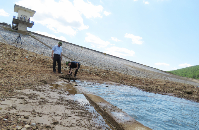 Nhiều hồ thủy lợi ở Quảng Bình mực nước đã xuống đến 'điểm chết'. Ảnh: T.Phùng.