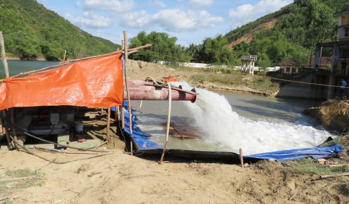 Trạm bơm cơ động tận dụng mọi nguồn nước để đảm bảo tưới cho vụ HT ở Quảng Bình. Ảnh: T. Phùng