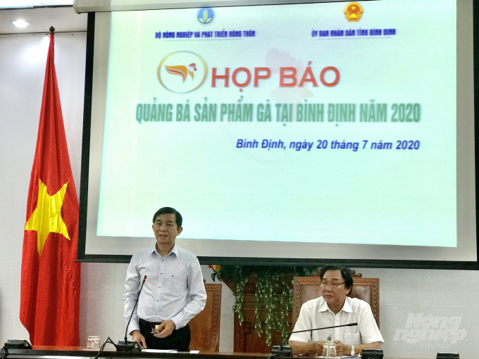 Ông Trần Châu, Phó Chủ tịch UBND tỉnh Bình Định, chủ trì cuộc họp báo. Ảnh: Vũ Đình Thung.