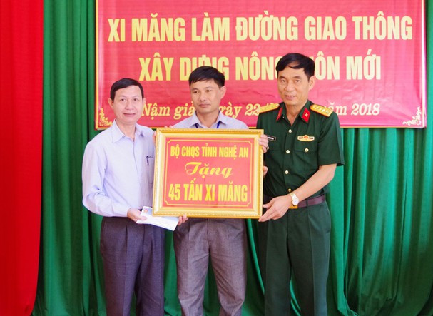 Bộ CHQS tỉnh Nghệ An trao tặng xi măng giúp Nậm Giải xây dựng nông thôn mới.