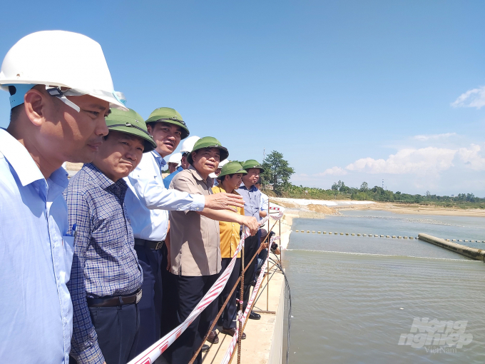 Bộ trưởng Nguyễn Xuân Cường Kiểm tra chi tiết tại Dự án Nâng cấp hệ thống thủy lợi Bắc Nghệ An. Ảnh: Việt Khánh.