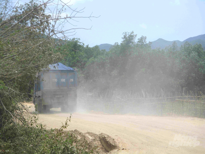 Xe chở đất khai thác trái phép tung bụi mù tại núi Hòn Ách, xã Phước Mỹ (TP Quy Nhơn, Bình Định). Ảnh: Vũ Đình Thung.